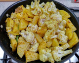 Foto del paso 10 de la receta: Aloo gobi {curry de patatas y coliflor}