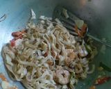 Foto langkah ke 4 dari resep Kwetiau Udang Goreng.