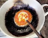 Foto langkah ke 3 dari resep Seblak mie dan kerupuk.