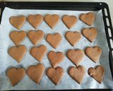 Une image de l'étape 2 de Biscuits coeur fourrés au chocolat blanc.