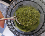 Foto del paso 2 de la receta: Salsa pesto 🌿