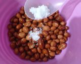Foto langkah ke 2 dari resep Kacang tanah goreng asin.