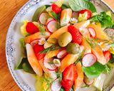 Hình bước làm 2 của món Salad Thanh Cua Dâu Tây Sốt Sữa Chua Thì Là