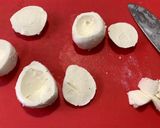 Foto del passaggio 2 della ricetta Burger di mozzarella, con tonno maionese capperi e basilico fresco