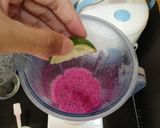 Foto langkah ke 3 dari resep Jus Buah Naga Wortel.