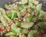 Foto langkah ke 4 dari resep Tumis Pedas Timun Telur.