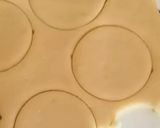 Foto del passaggio 2 della ricetta Crostatine di frolla al limone e confettura di visciole