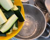 Foto del passaggio 1 della ricetta Zucchine marinate al basilico e menta