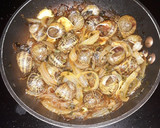 Foto del paso 1 de la receta: Caracoles encebollados con ajos y pimentón. "pepitoria"
