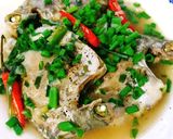 Hình bước làm 4 của món Cá nâu kho hành ớt