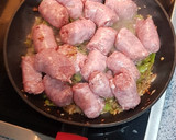 Foto del paso 3 de la receta: Longaniza de cerdo fresca al vino