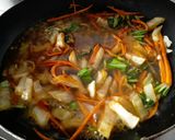 Foto del paso 2 de la receta: Fideos🍝 con col🌿, cebolla🌰 y zanahoria🥕...🤔