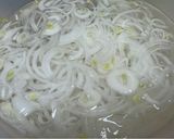 Foto del passaggio 3 della ricetta Insalatina di calamari e cipolle