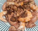 Foto del paso 4 de la receta: Calamares, setas shiitake al ajillo y langostinos