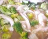 Foto langkah ke 5 dari resep Tumis brokoli jamur tiram.