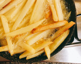 Foto del paso 3 de la receta: Hamburguesa con queso, cebolla caramelizada y patatas fritas