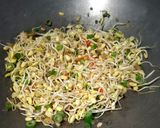 Foto langkah ke 3 dari resep Tumis Kecambah Kedelai.