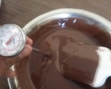 Foto del paso 3 de la receta: Bombones de chocolate rellenos de ganache de maracuyá