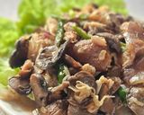 Foto langkah ke 4 dari resep Tumis Tulang Jambal Jamur.
