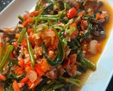 Foto langkah ke 5 dari resep Kangkung Terasi Jamur.
