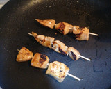 Foto del paso 4 de la receta: Pincho de pollo salsa teriyaki y sésamo