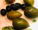 Foto del paso 1 de la receta: Pescado en Costra de Semillas y Aceitunas Negras, acompañado de Uvalinas y Aceitunas en Ensalada