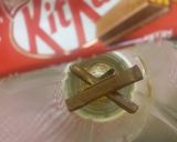 A picture of step 1 of Kitkat Shake.