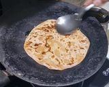 A picture of step 6 of Aloo paratha.