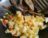 Foto langkah ke 4 dari resep Tumis tongkol kentang ala kadarnya.