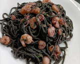 Foto del paso 4 de la receta: Spaghetti de tinta con puntilla y gambas