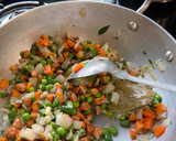A picture of step 2 of Kanda poha.