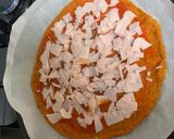 Foto del paso 8 de la receta: Pizza de masa de zanahoria con jamón York, champiñones y queso