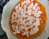 Foto del paso 8 de la receta: Pizza de masa de zanahoria con jamón York, champiñones y queso