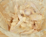 Foto langkah ke 1 dari resep Sayap Ayam Goreng dengan Oseng Bawang Devina Hermawan.