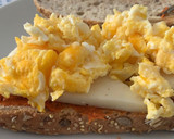 Foto del paso 3 de la receta: Tostada de sobrasada con queso y huevos revueltos ¡de reyes!