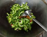 Foto langkah ke 3 dari resep Tumis jagung pare.