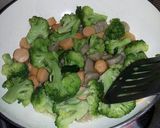 Foto langkah ke 2 dari resep Tumis Brokoli bakso sosis.