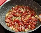 Foto del paso 3 de la receta: Espaguetis al ajillo con taquitos de jamón