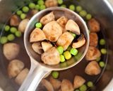 A picture of step 1 of Mushroom matar.