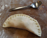 Foto del paso 3 de la receta: Empanadas de cebolla, chorizo colorado y quesos