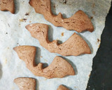 Foto del paso 7 de la receta: Galletitas Halloween: murciélagos terroríficos de chocolate