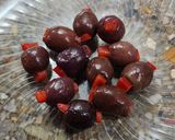 Foto del paso 2 de la receta: 🫒 🧄Aceitunas rellenas con morrón fresco, en conserva de hierbas, especias y ajo🧄🫒