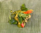 Foto langkah ke 4 dari resep Pepes Ayam Kemangi (bumbu kuning tanpa santan).