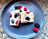 Foto del passaggio 6 della ricetta Quadrotti allo yogurt con frutti di bosco, frozen