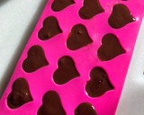 Foto del paso 3 de la receta: Bombones de chocolate rellenos de nuez y pasas, sin azúcar