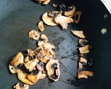 Foto del paso 1 de la receta: Omelette con champignon y cheddar !!