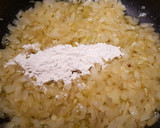 Foto del paso 3 de la receta: Filetes en salsa cremosa de cebolla