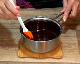 Foto del paso 14 de la receta: Corona de pasta choux rellena de crema pastelera y chocolate. Especial navidad