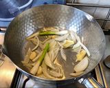 A picture of step 10 of Pork and prawn wonton soup.