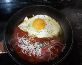 Foto del paso 1 de la receta: Huevo frito con tomate, jamón serrano y queso rallado